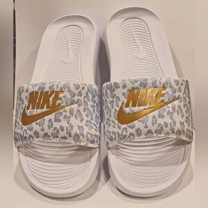 NIKE Women Victori One Slides Leopard Print White-Metallic Gold-Wolf Grey Size-9